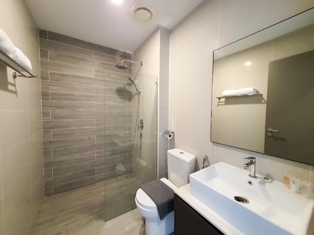 Ramada Suites By Wyndham The Straits Johor Bahru Exterior foto