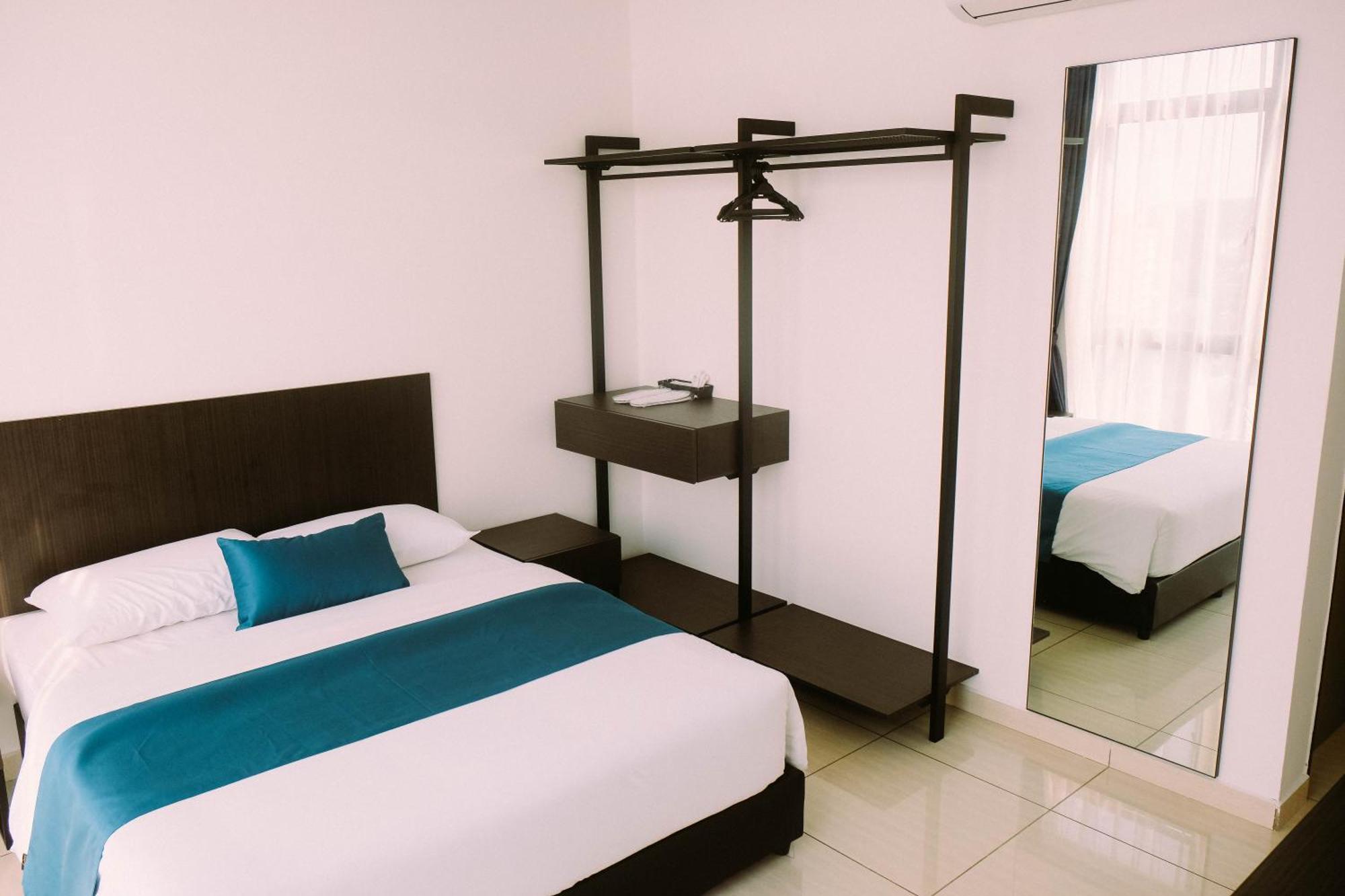 Ramada Suites By Wyndham The Straits Johor Bahru Exterior foto
